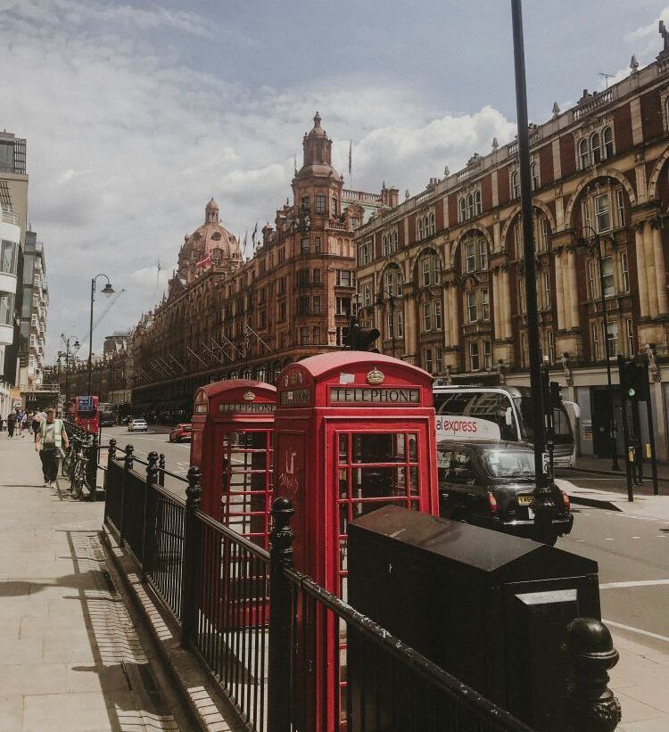 calles de londres con camina roja de telefono de frente